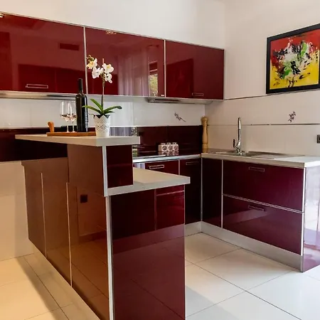 Green Garden Apartment *