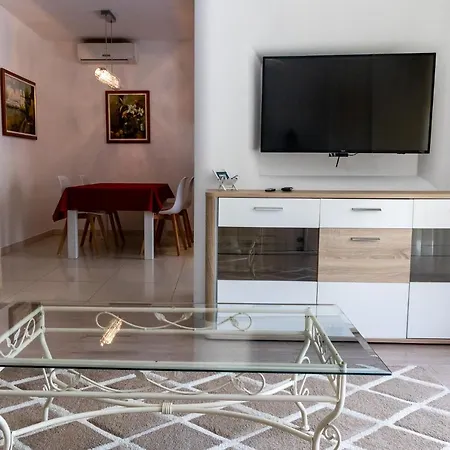 Green Garden Apartment *
